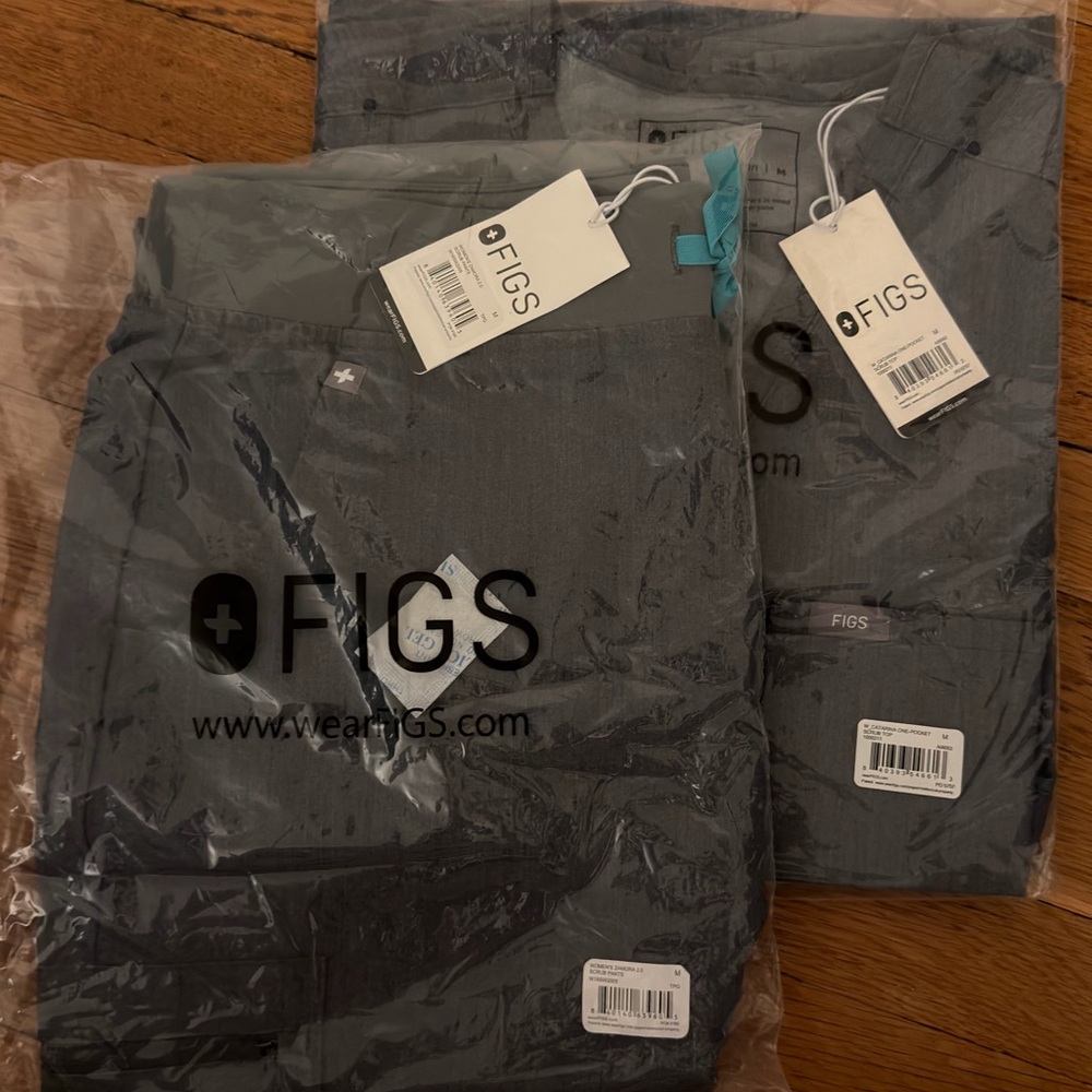 FIGS Women’s Graphite Scrub Set